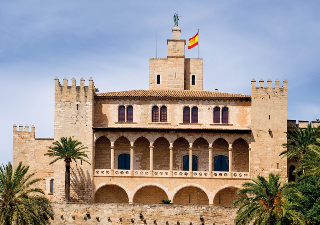 Готический фасад королевского дворца Альмудайна и король Арагона Хайме І. INGIMAGE